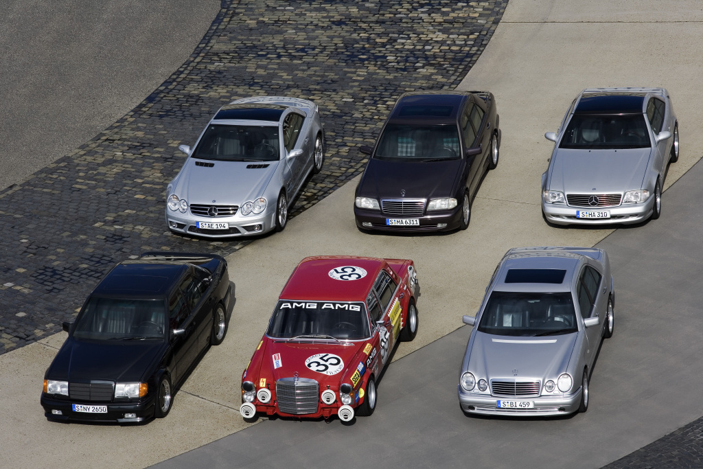 Familienbande: Hochleistungsautomobile aus der Geschichte von AMG. Hinten in der Mitte der C 36 AMG der Baureihe 202, links daneben der SL 55 AMG (R 230), rechts daneben der SL 73 AMG (R 129). Vordere Reihe, von links: 300 E 6.0 AMG (W 124), 300 SEL 6.8 AMG (W 109) und E 50 AMG (W 210). Foto aus dem Jahr 2007. 

Family ties: high-performance cars from AMG's history. At the back in the centre the C 36 AMG from model series 202, to the left of it the SL 55 AMG (R 230), to the right the SL 73 AMG (R 129). Front row, from left: 300 E 6.0 AMG (W 124), 300 SEL 6.8 AMG (W 109) and E 50 AMG (W 210). Photo from 2007.