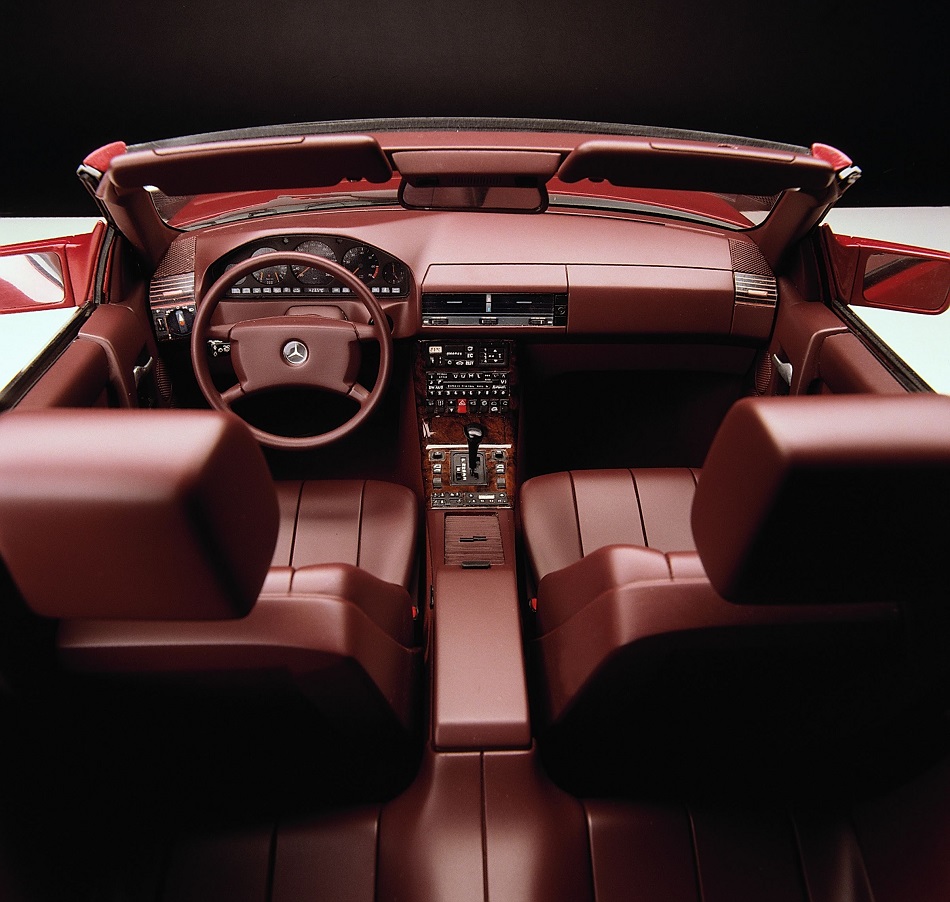 Gepflegtes Wohnen: Interieur des Mercedes-Benz SL (Baureihe R 129, 1989-2001). Sophisticated elegance: the interior of the Mercedes-Benz SL (model series R 129, 1989-2001)
